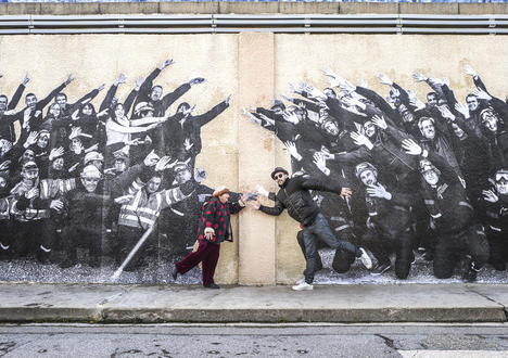 Agnès Varda et JR prennent la pose devant la photo des équipes en grand format